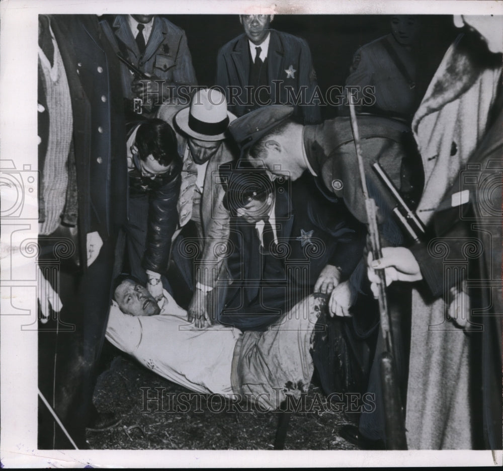 1954 Press Photo Paul Pauling captured after gun battle with 150 police