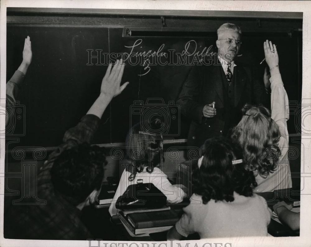 1948 Press Photo A.L. Bittikofer at class at Wilburwright Jr. High School