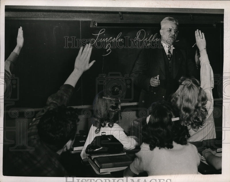 Load image into Gallery viewer, 1948 Press Photo A.L. Bittikofer at class at Wilburwright Jr. High School
