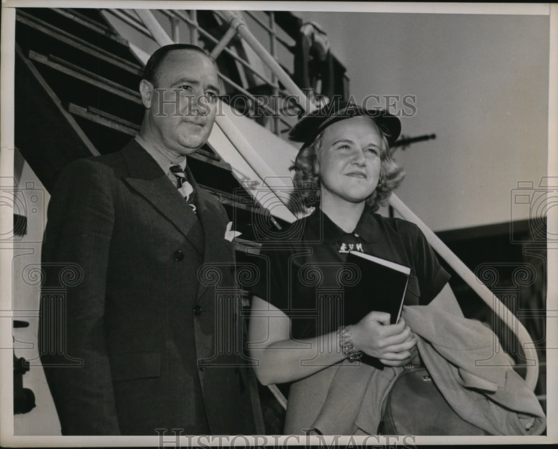 Load image into Gallery viewer, 1937 Press Photo Merlin Aylesworth and his daughter Dorothy arrived in New York
