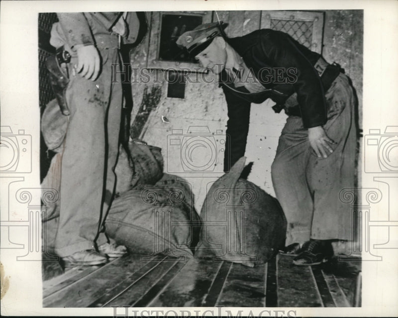 Load image into Gallery viewer, 1937 Press Photo Mail truck robbery

