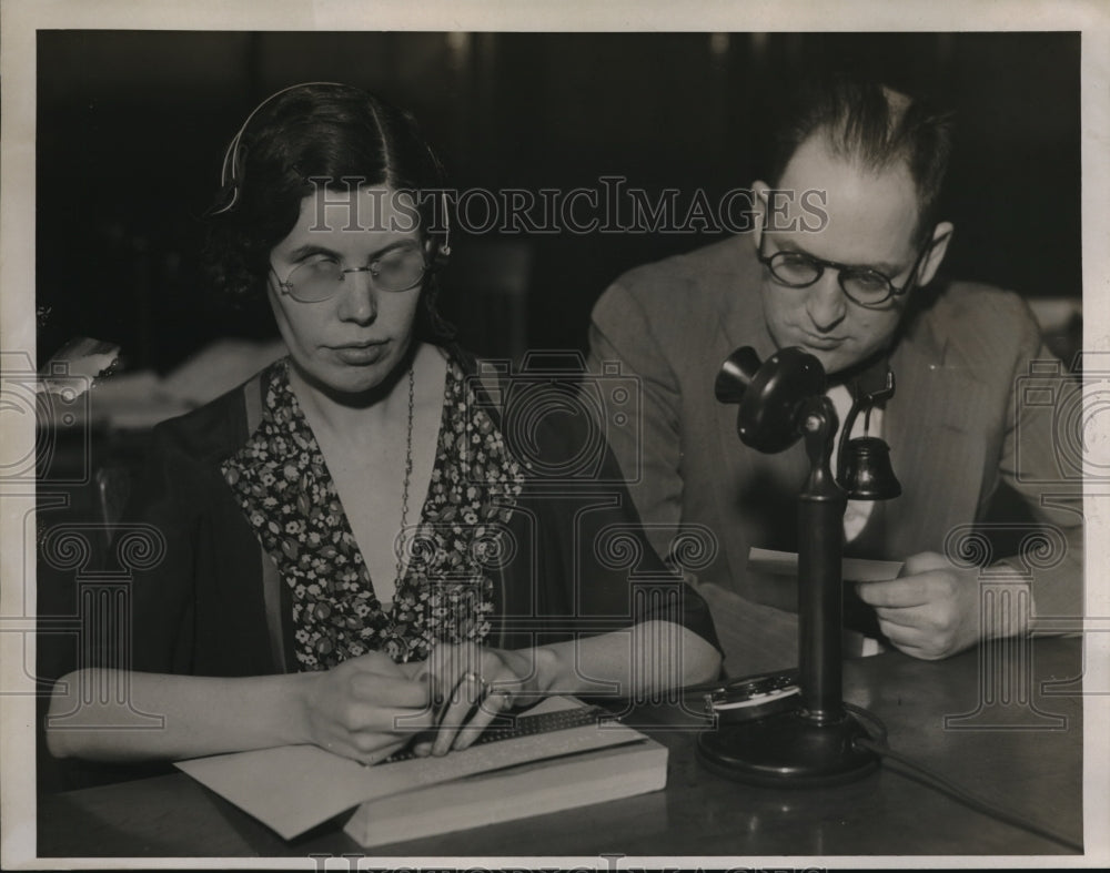 1934 Press Photo Mr and Mrs Theodore Kuhn reading braille