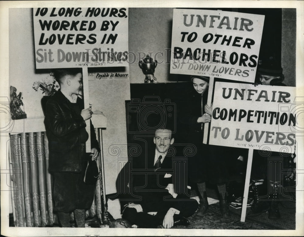 1937 Press Photo H. Hulen sits outside of "sweetheart's" apartment during strike