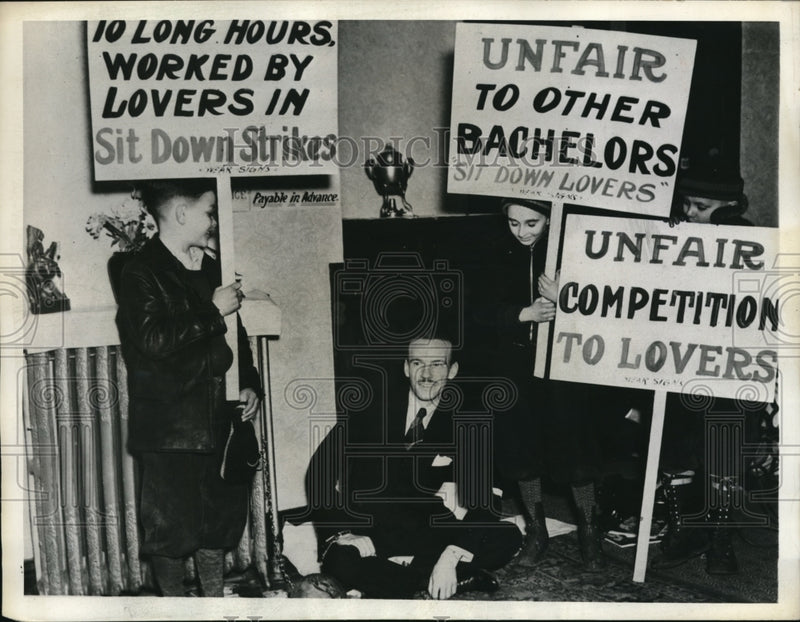 Load image into Gallery viewer, 1937 Press Photo H. Hulen sits outside of "sweetheart's" apartment during strike
