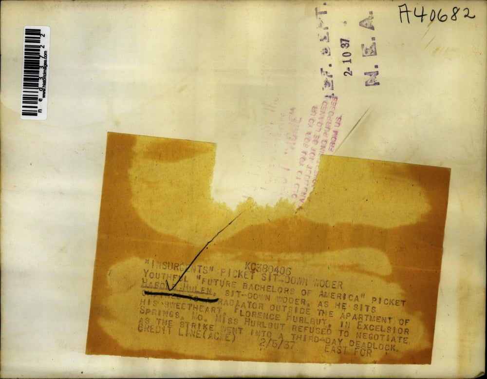 1937 Press Photo H. Hulen sits outside of "sweetheart's" apartment during strike