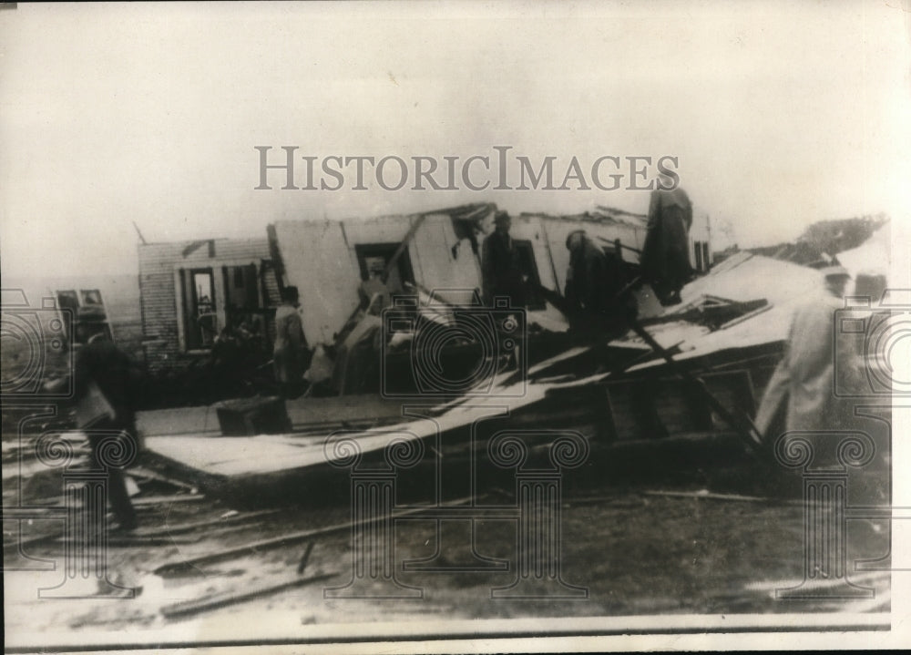 1930 Press Photo the search for dead and injured among wreckage of buildings
