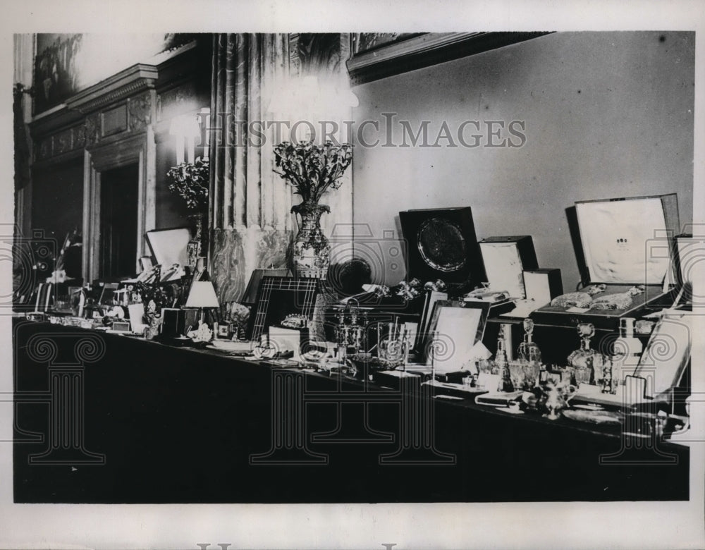 1935 Press Photo here is part of wedding gifts received by Prince Jaime second