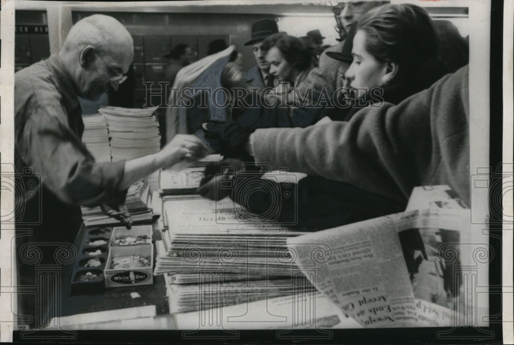1959 Press Photo New York a newspaper dealer at the Port Authority Building