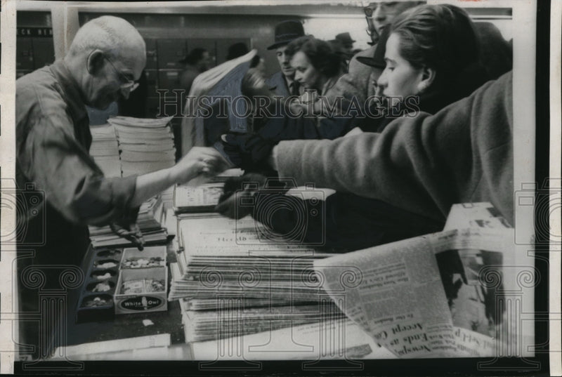 Load image into Gallery viewer, 1959 Press Photo New York a newspaper dealer at the Port Authority Building
