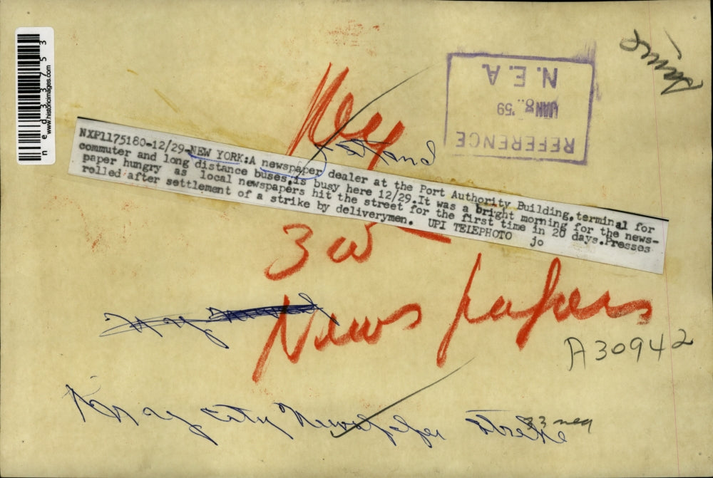 1959 Press Photo New York a newspaper dealer at the Port Authority Building