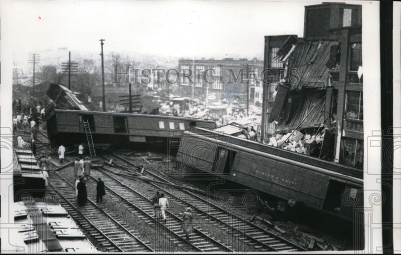 Load image into Gallery viewer, 1957 Press Photo Medofrd Mass view of the Montreal to Boston Passenger Train
