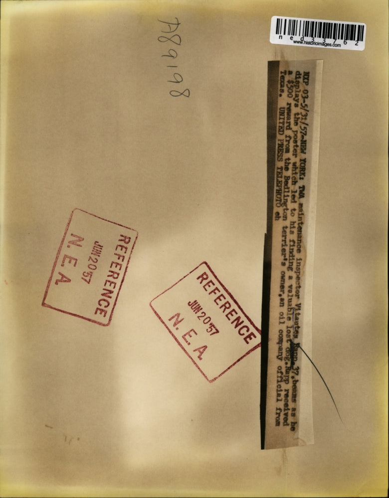 1957 Press Photo TWA maintenance inspector Vitautes Rapp searching for lost dog