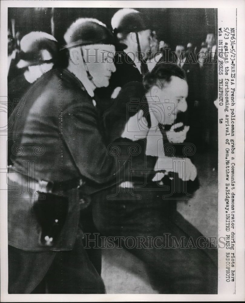 1952 Press Photo French policeman grabs Communist demonstrator during riot