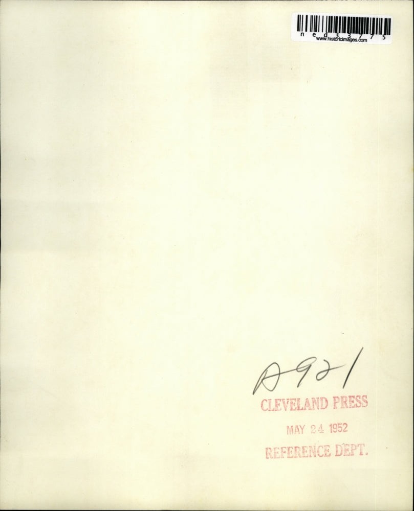 1952 Press Photo French policeman grabs Communist demonstrator during riot