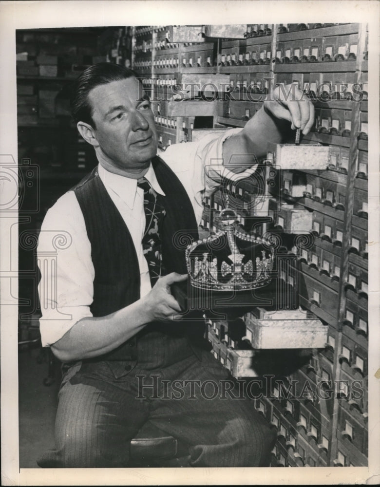 1948 Press Photo Eugene Joseph displays jeweled imitations as rented movie props- Historic Images