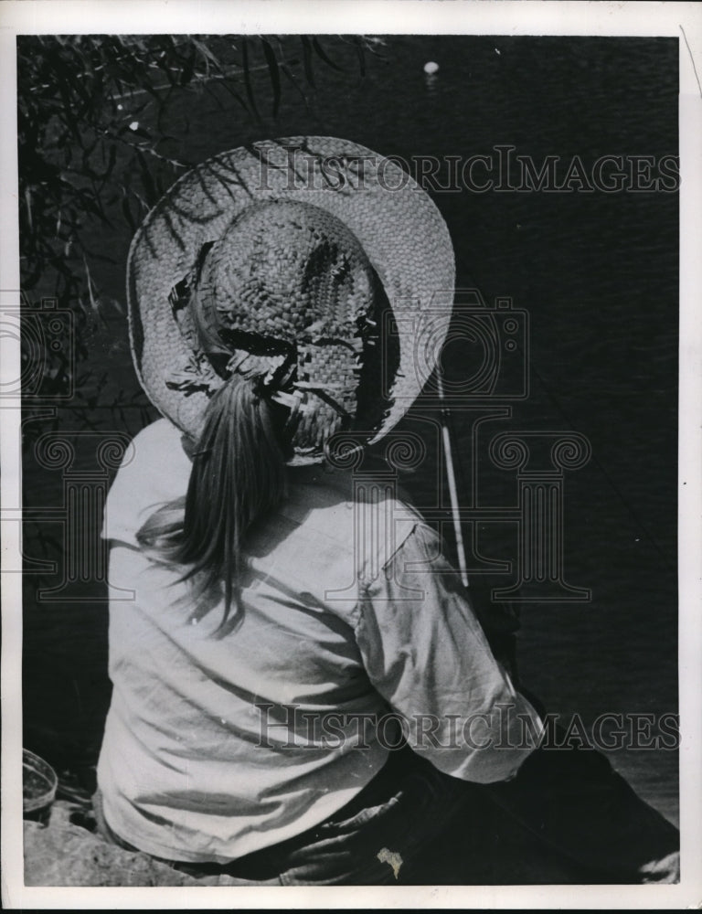 Load image into Gallery viewer, 1957 Press Photo Beverly Berger at fishing derby in Clinton, Kansas
