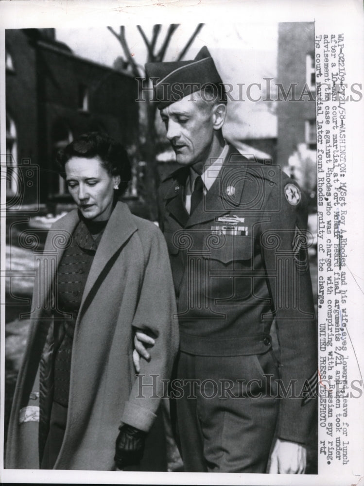 1958 Press Photo Roy A. Rhodes and his wife leaving to lunch after court hearing