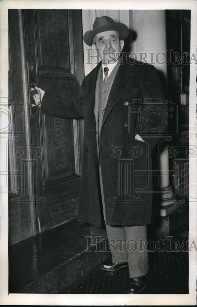 1950 Press Photo Samuel S. Fels arrives at office to celebrate 90th birthday