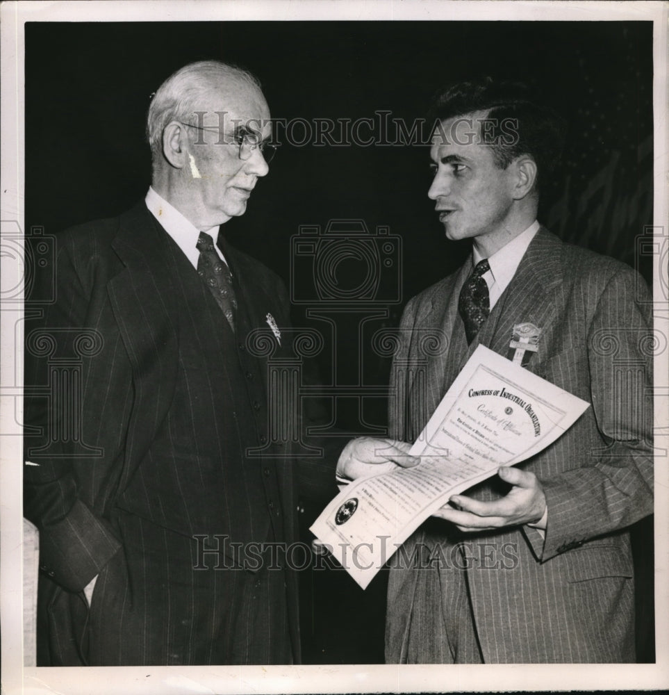 1949 Press Photo James B. Carey accepts Philip Murray's idea for new charter