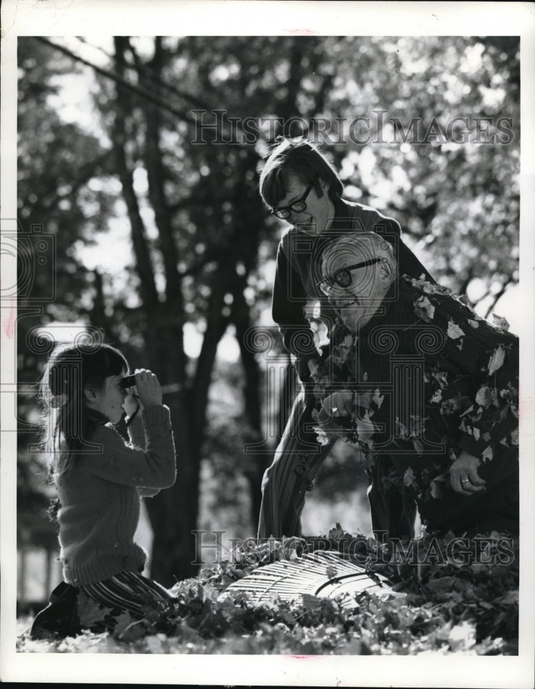 Load image into Gallery viewer, Undated Press Photo Children take pictures with Grandpa during their fall visit
