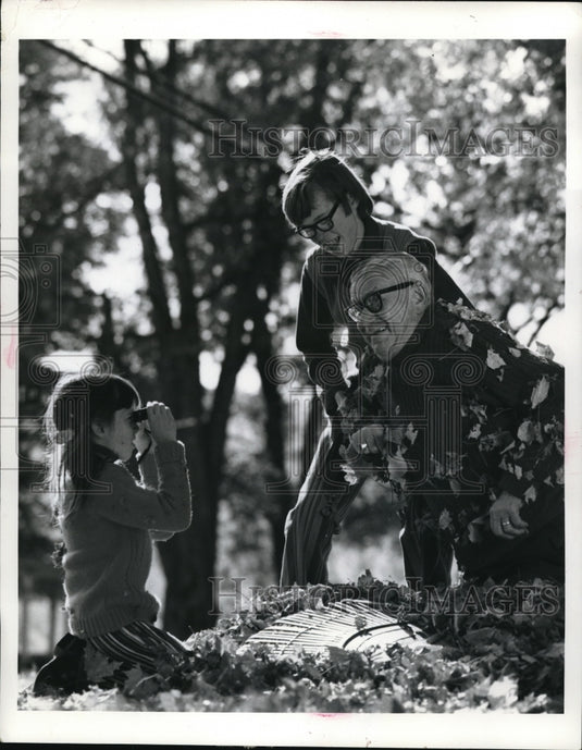 Undated Press Photo Children take pictures with Grandpa during their fall visit