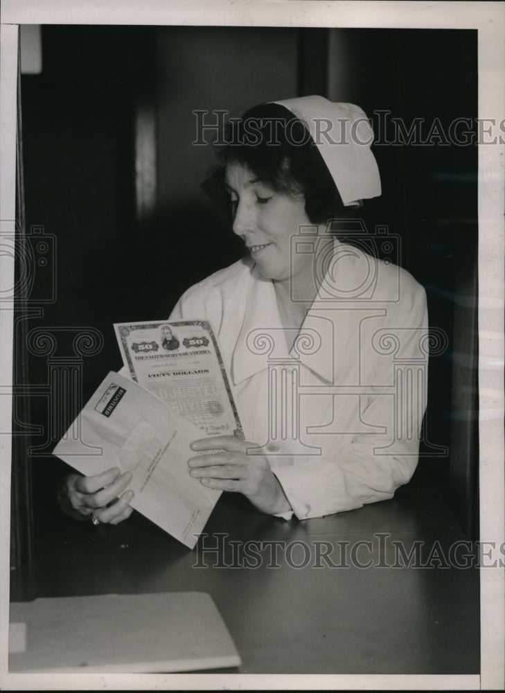 1936 Press Photo Helena Brock with her certificates