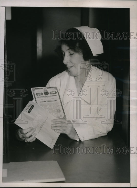 1936 Press Photo Helena Brock with her certificates