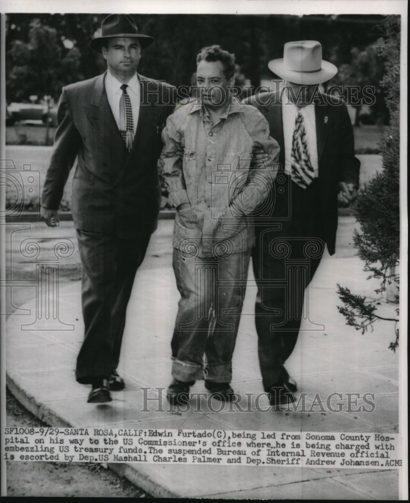 1951 Press Photo Edwin Furtado being led to US Commissioner's office
