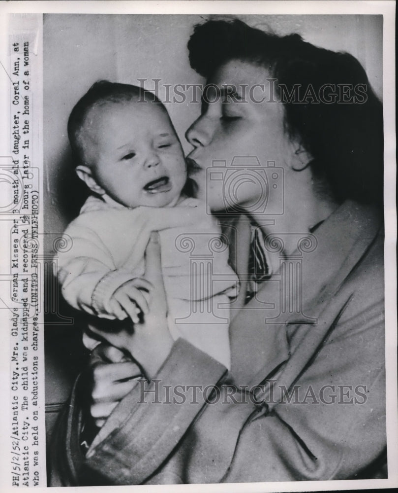 1952 Press Photo Mrs. Gladys Fernan kisses 3 month old daughter, Coral Ann
