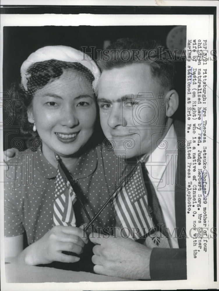 Load image into Gallery viewer, 1957 Press Photo Mrs. Theresa Setsuko Shofner with husband David - ned33891
