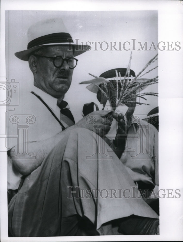 1955 Press Photo Russian in the Iowa corn fields