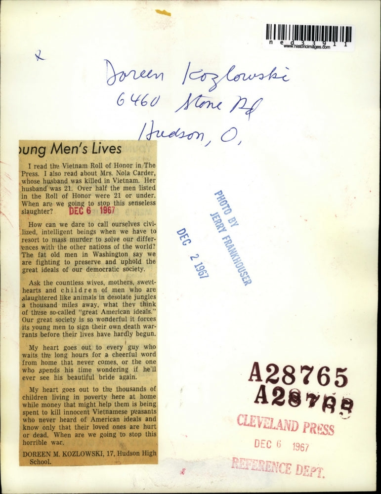 1967 Press Photo Doreen Kozlowski reading a book