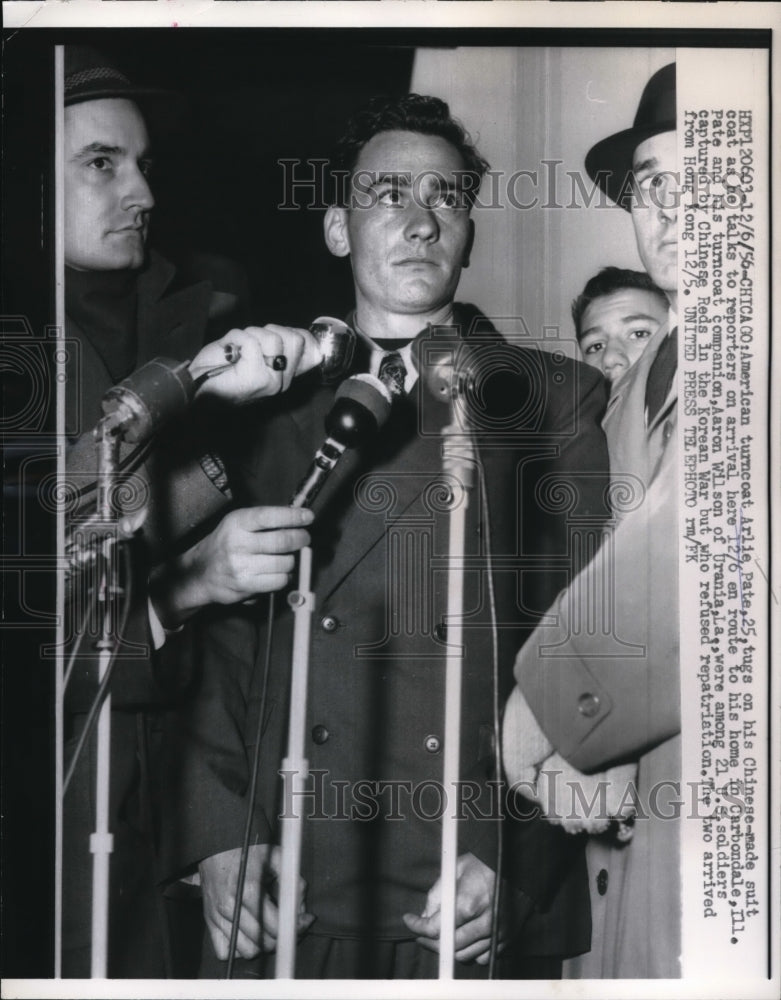 Load image into Gallery viewer, 1956 Press Photo Chicago American turncoat Arlie Pate talks to reporters on
