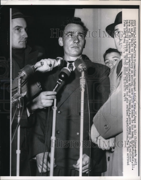 1956 Press Photo Chicago American turncoat Arlie Pate talks to reporters on