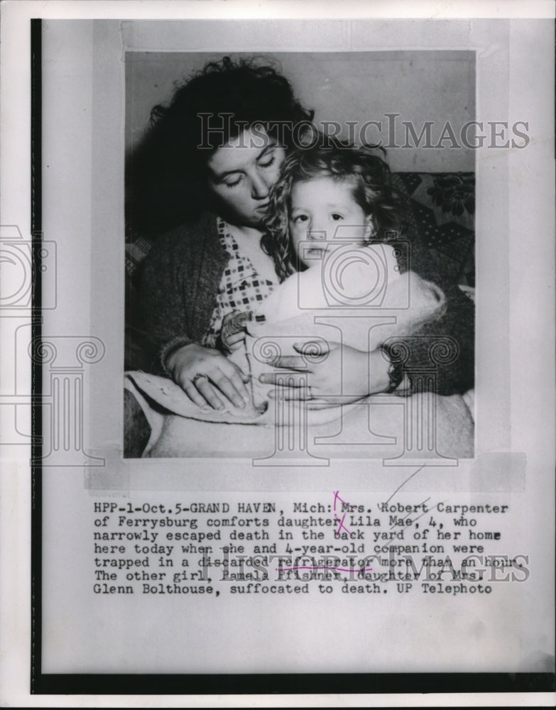 Load image into Gallery viewer, 1953 Press Photo Mrs. Robert Carpenter comforts daughter Lila Mae
