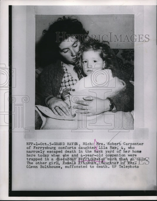 1953 Press Photo Mrs. Robert Carpenter comforts daughter Lila Mae