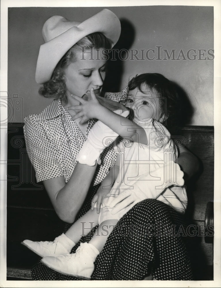 Load image into Gallery viewer, 1939 Press Photo Los Angeles Mrs Alma Alderman shown with daughter Suzanne as
