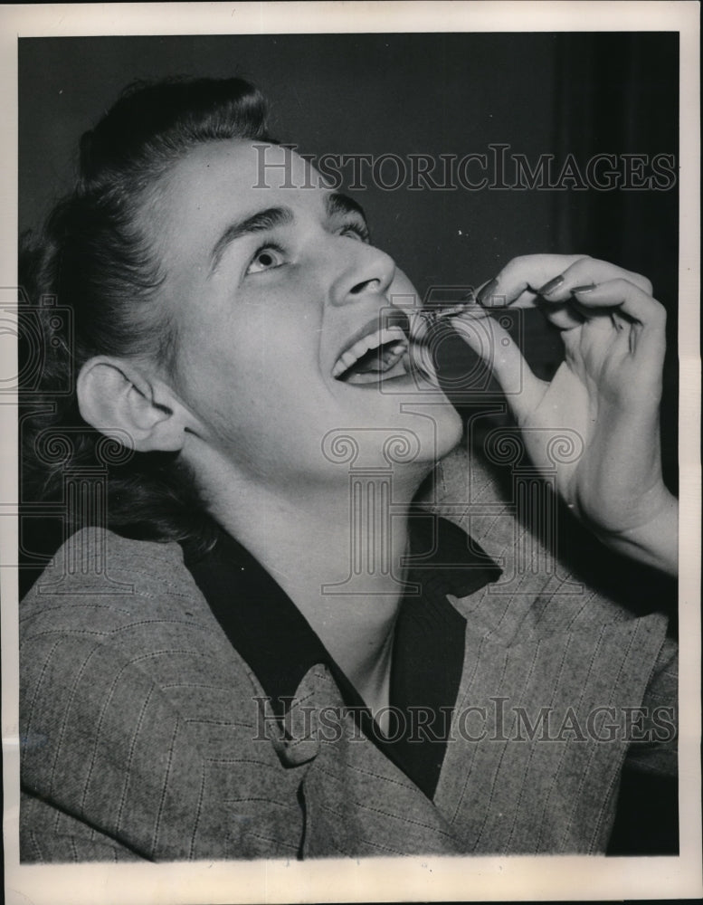 1948 Press Photo Chicago this time its not a goldfish but a grasshopper, for a