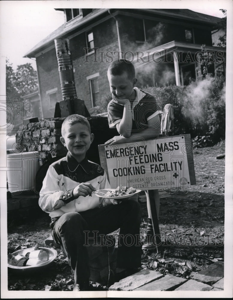 1955 Press Photo Children enjoys emergency mass meal of Red Cross