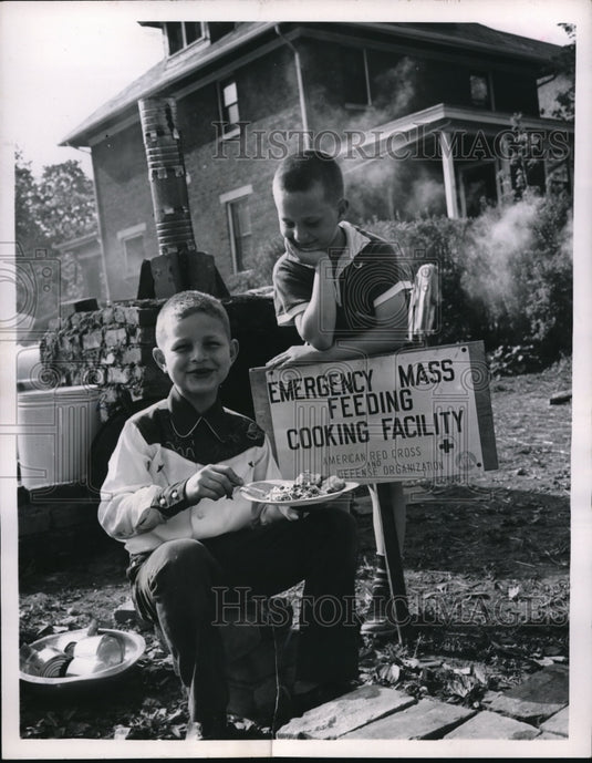 1955 Press Photo Children enjoys emergency mass meal of Red Cross