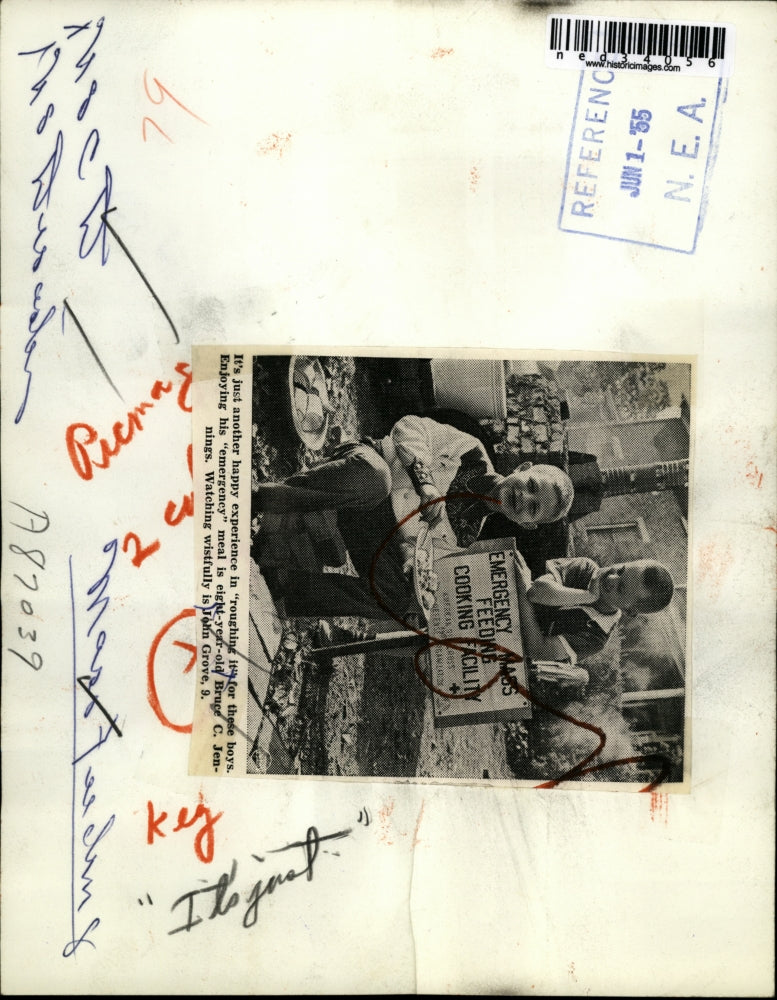 1955 Press Photo Children enjoys emergency mass meal of Red Cross