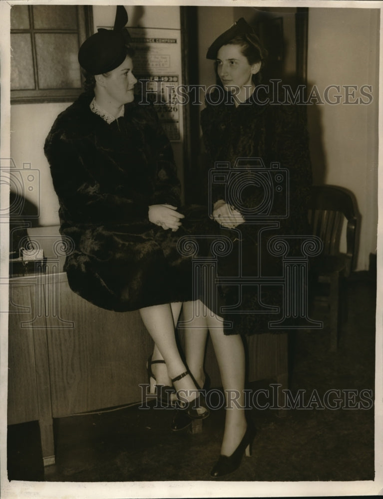 Load image into Gallery viewer, 1938 Press Photo Irving Baker and Roberta Davis testifying for Dr. Kent Berry
