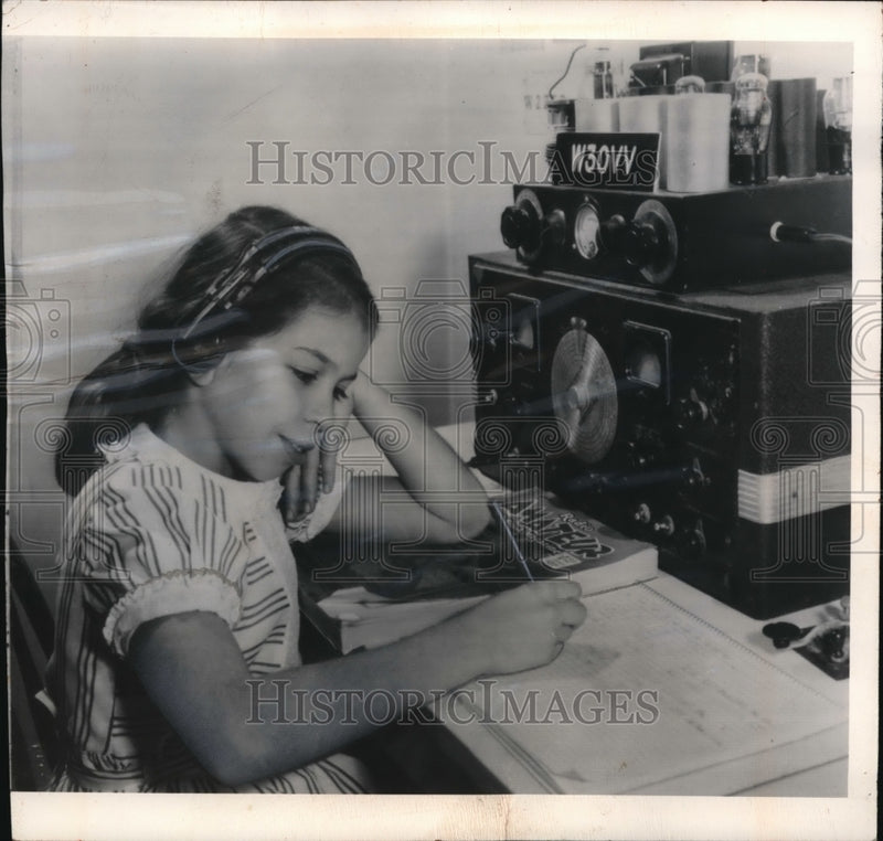 Load image into Gallery viewer, 1948 Press Photo Philadelphia Pa 10 year old Jane Blebermann believed to be
