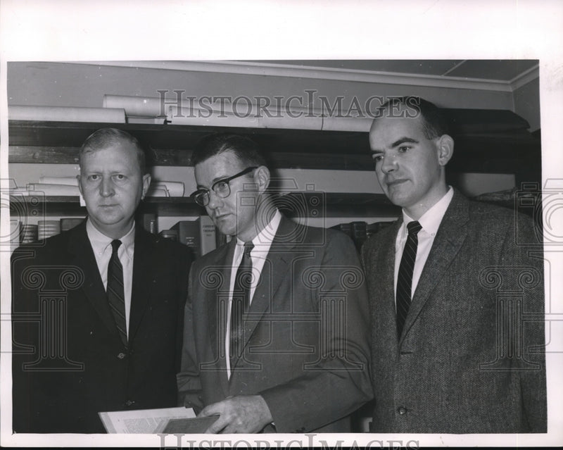 Load image into Gallery viewer, 1958 Press Photo Barred from County Medical Society for cooperating with United
