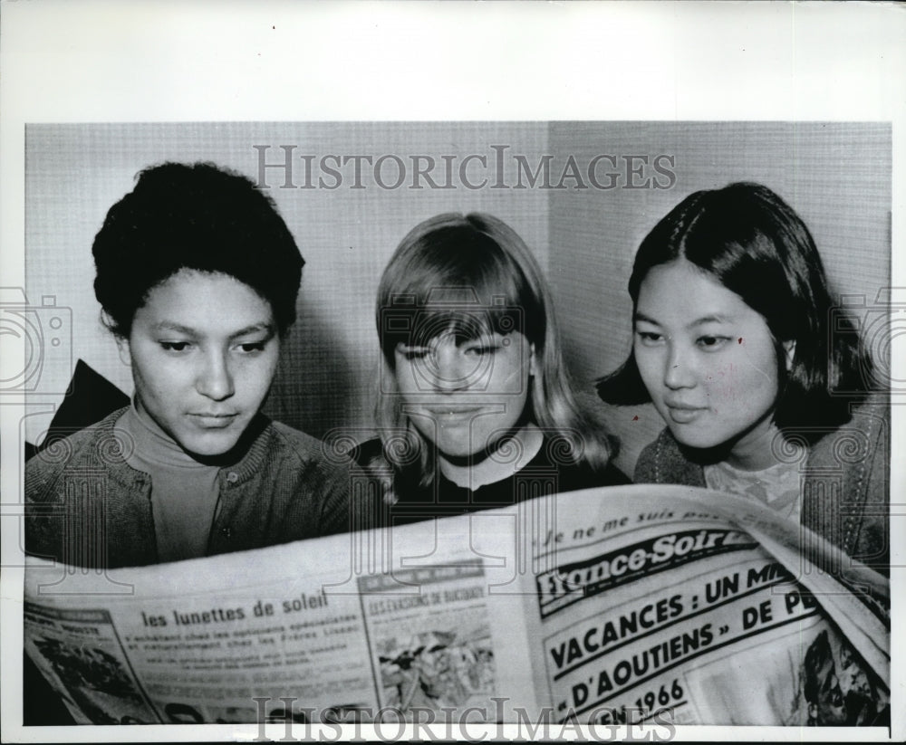 1967 Press Photo R. Alexander, K. Winn & C. Watanbe read french newspaper