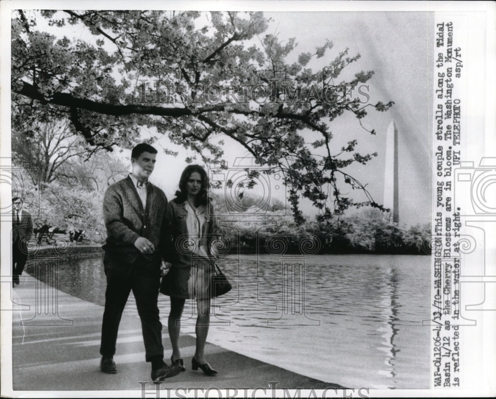 1970 Press Photo Washington Young Couple Stroll Tidal Basin Cherry Blossom