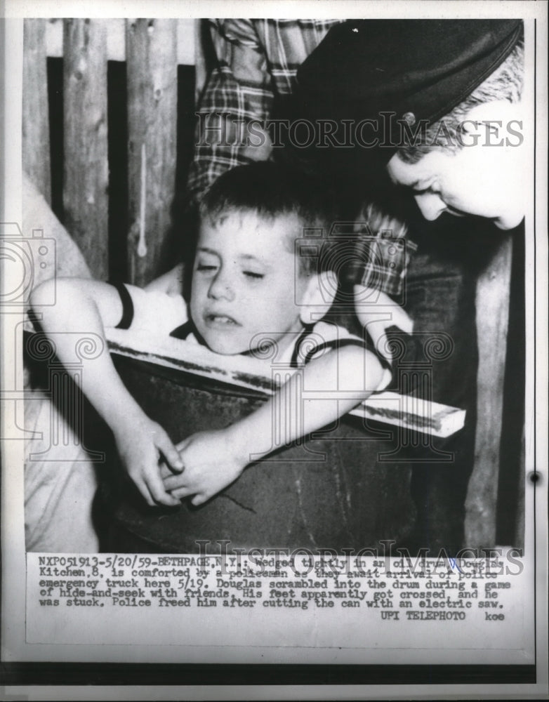 1959 Press Photo Douglas Kitchen wedged tightly in oil drum with police officer