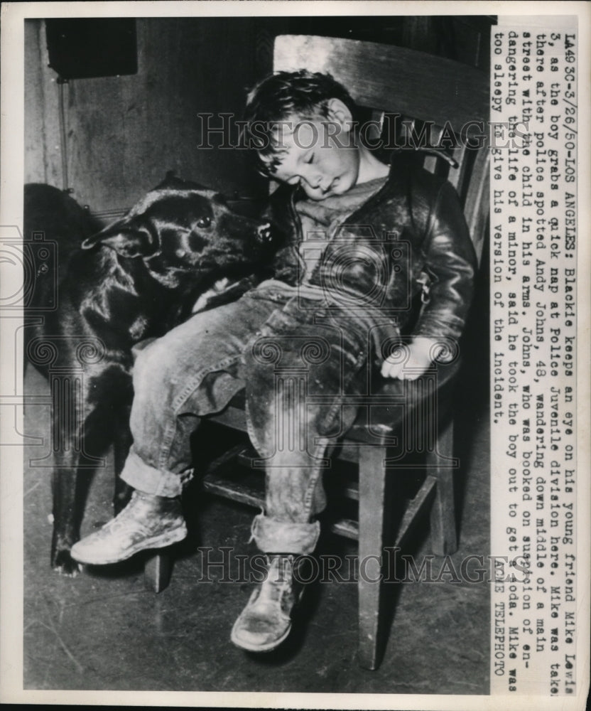 1950 Press Photo Blackie keeps eye on Mike Lewis who takes a quick nap