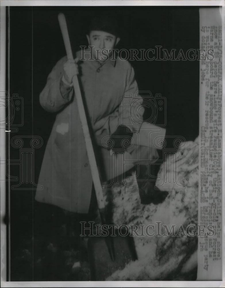 Load image into Gallery viewer, 1952 Press Photo Forrest E. Lane helps shovel snow at HR Depot

