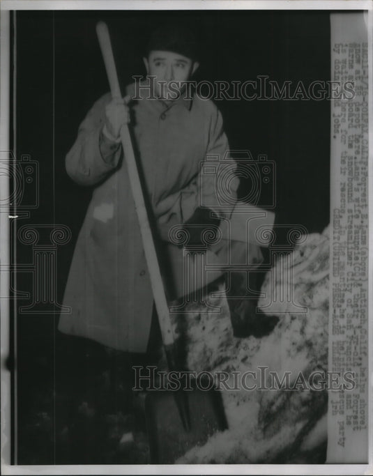 1952 Press Photo Forrest E. Lane helps shovel snow at HR Depot